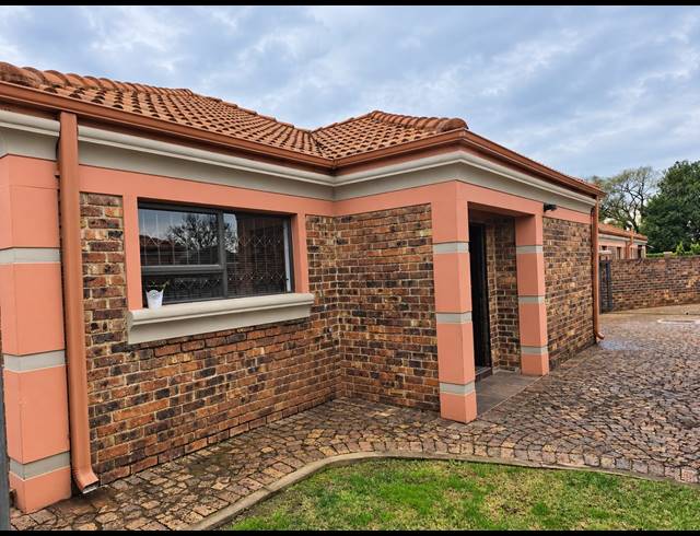 2 BEDROOM FREEHOLD TO LET IN KOOKRUS